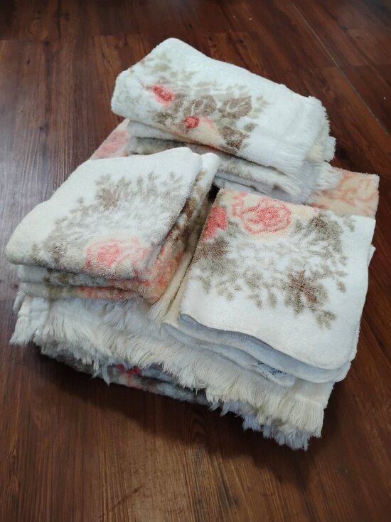Royal Velvet Other - Vintage Fieldcrest Royal Velvet Floral Bathroom Towel Set